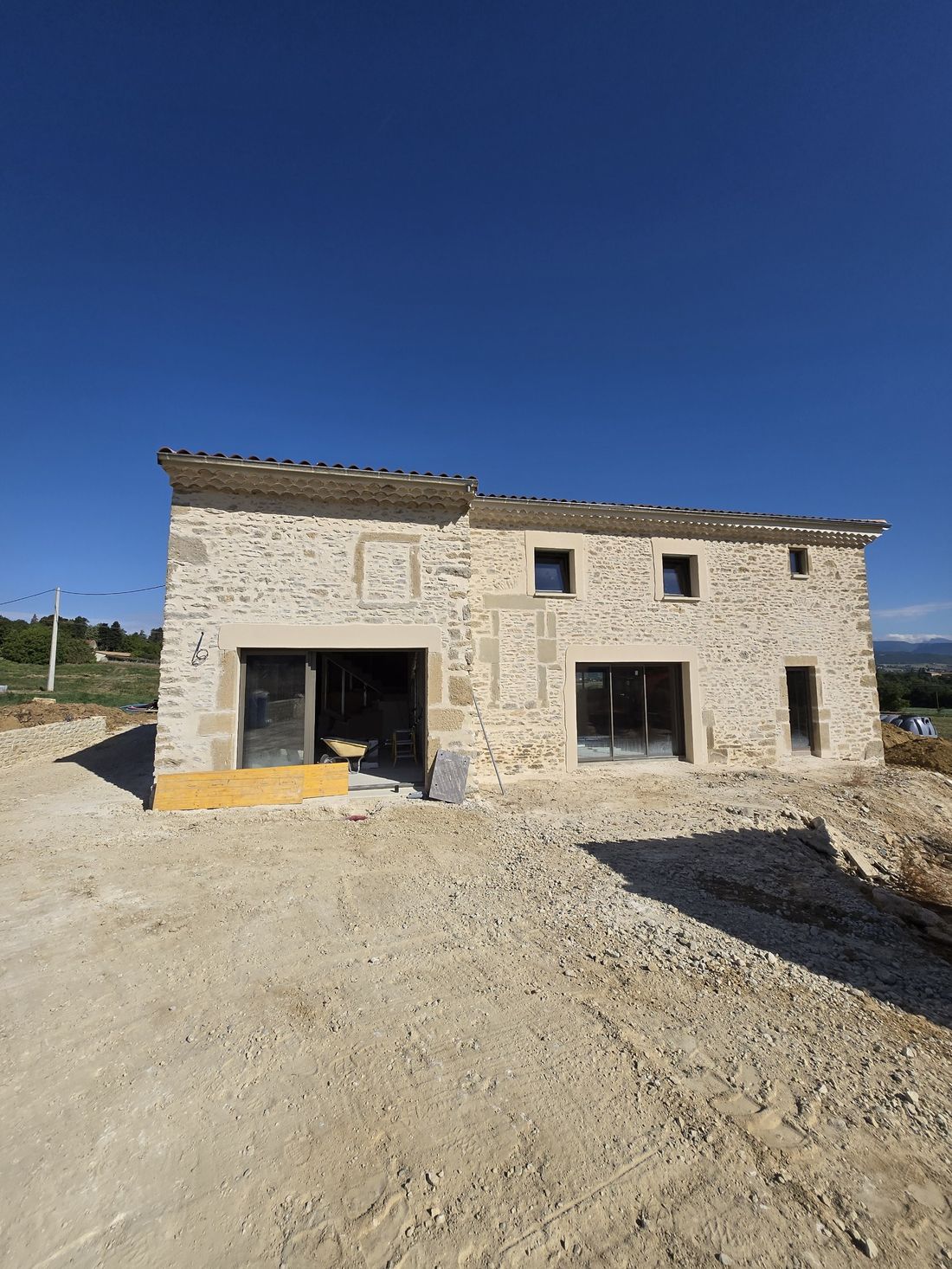 Façade en pierre du mas où se trouve le gîte Les Lavandes, Divajeu