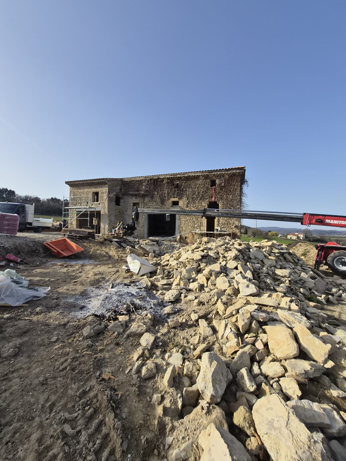 Vue du mas en chantier, Drôme Provençale